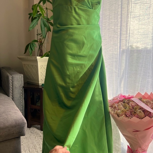 💥SALE😍💥David's Bridal Green Ruched Gown Spaghetti Strap - Picture 4 of 11